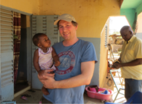 Peter Greiner mit dem Kind eines Lehrers in Kaya