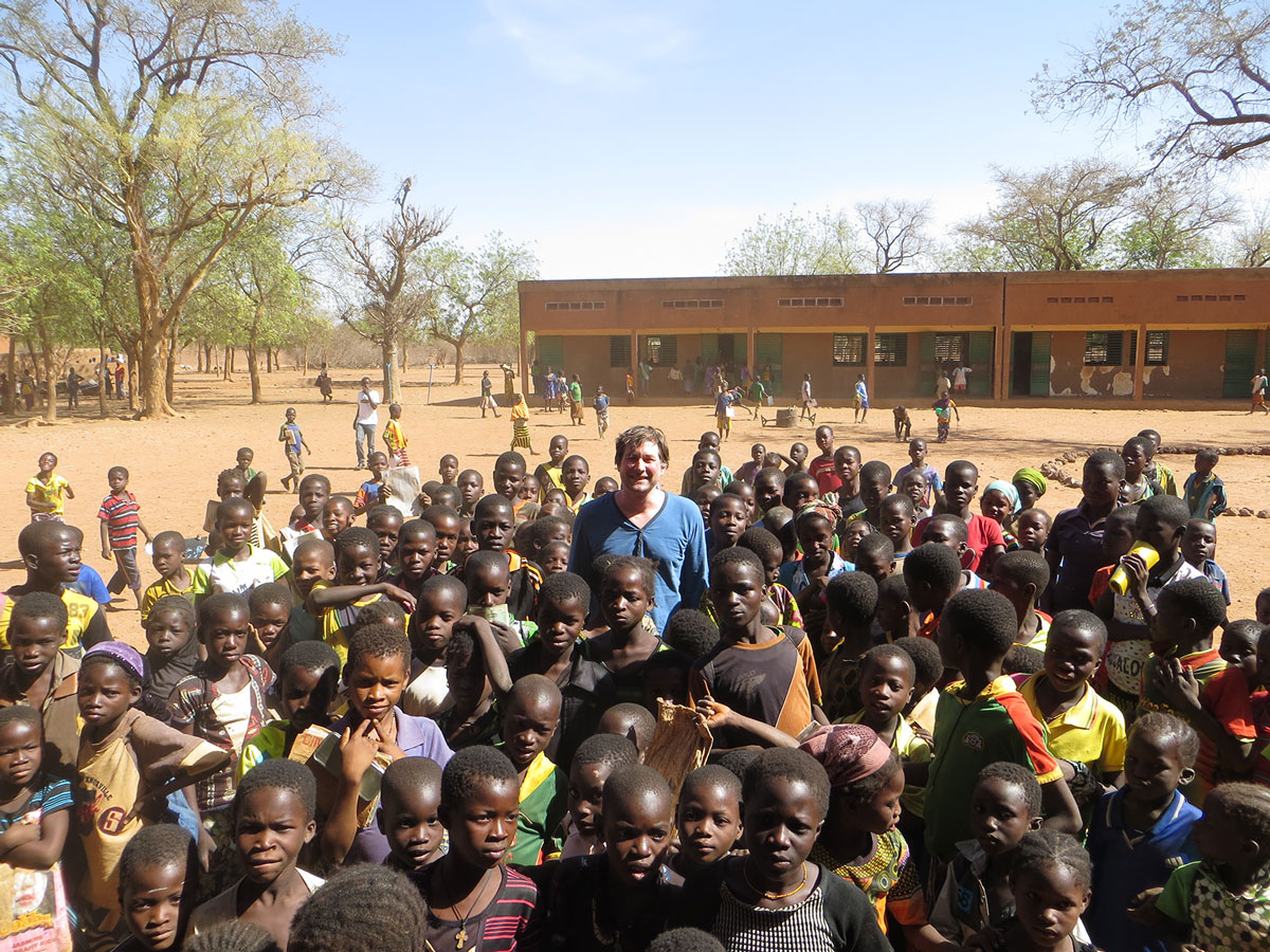 Schulkinder vor ihrem Schulgebäude im Dorf Oualga, Burkina Faso