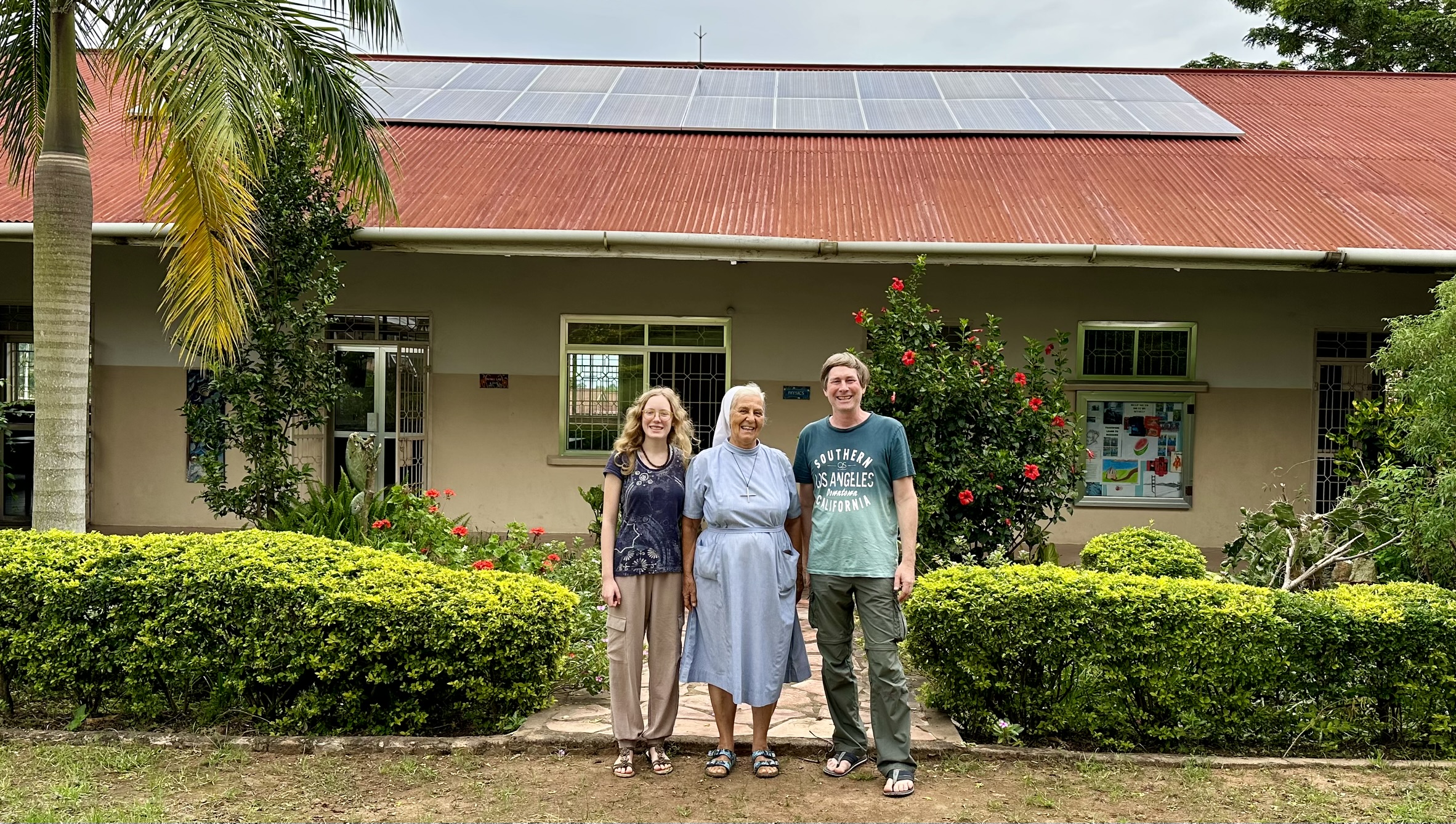 Photovoltaikanlage auf dem Dach einer Schule in Tansania